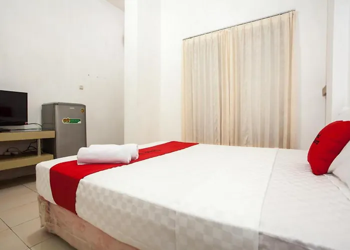 RedDoorz Syariah near Taman Bungkul Hotel Surabaya
